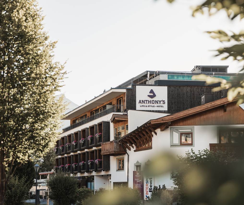 Das Hotel Anthony's von der Seite