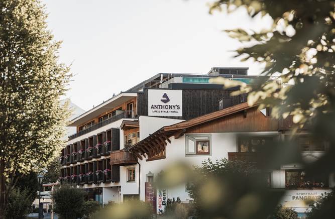 Das Hotel Anthony's von der Seite