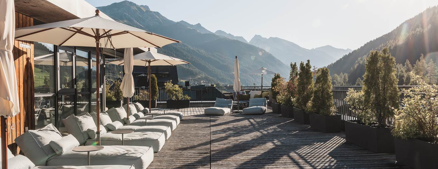 Die Rooftop-Terrasse eines Arlberger Hotels im Sommer