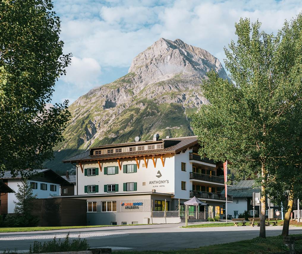 Hotel Außenansicht von Anthony's Alpine & Cozy vor imposanten Bergen.