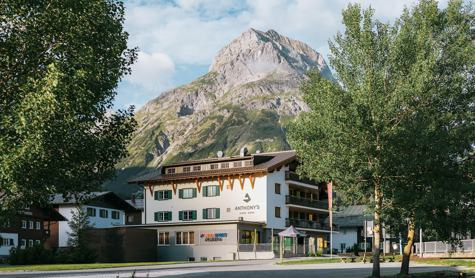 Hotel Außenansicht von Anthony's Alpine & Cozy vor imposanten Bergen.
